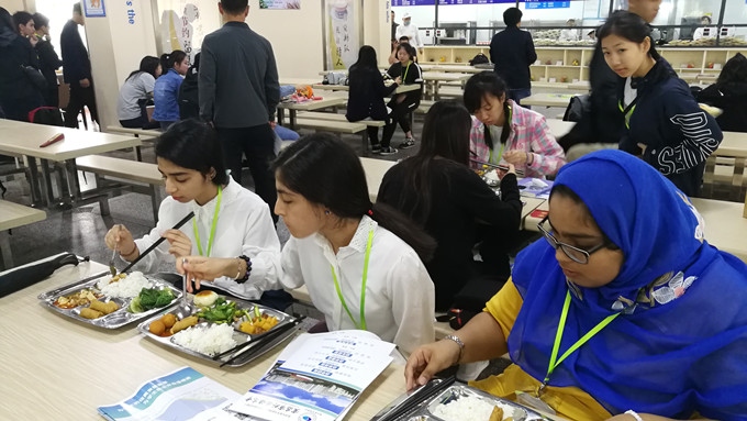 食堂用餐_副本.jpg 食堂用餐_副本.jpg