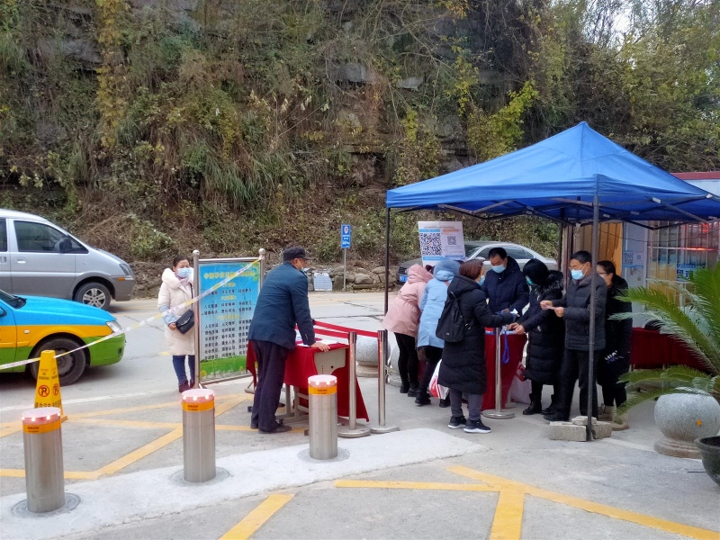 图1家长测温有序进校.jpg 图1家长测温有序进校.jpg