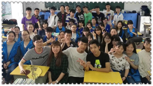 学生合影.jpg