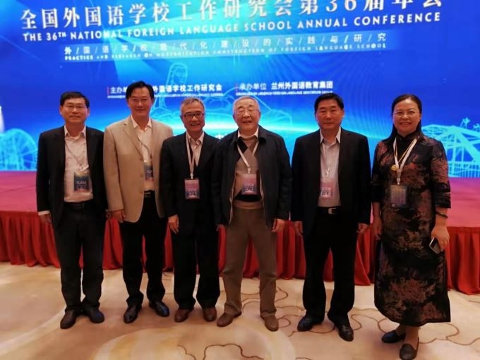 4.与研究会秘书长邢三多(左4)、名誉理事原武汉外校校长燕华兴(左3)、李鸿朗(左5)合影.jpg 4.与研究会秘书长邢三多(左4)、名誉理事原武汉外校校长燕华兴(左3)、李鸿朗(左5)合影.jpg