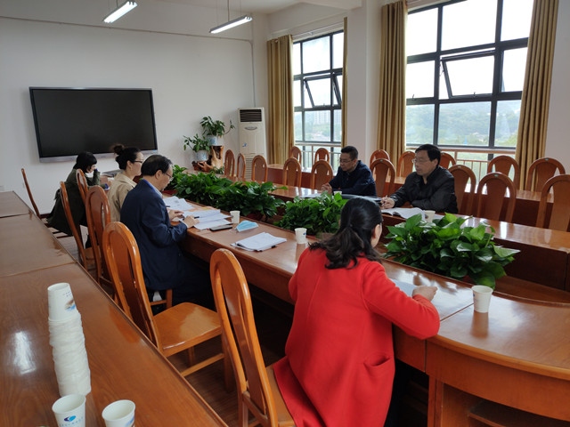 钟平教研员作精到点评与指导.jpg 钟平教研员作精到点评与指导.jpg