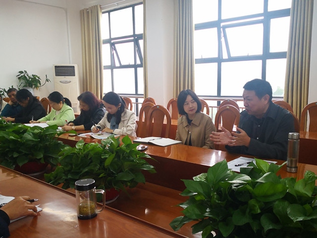 教研员李伟杰与谭小红校长作精彩的点评与指导.jpg 教研员李伟杰与谭小红校长作精彩的点评与指导.jpg