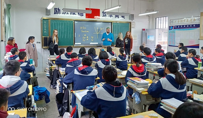 华师大俄罗斯交换生用英文给我校学生上数学课_副本.jpg 华师大俄罗斯交换生用英文给我校学生上数学课_副本.jpg