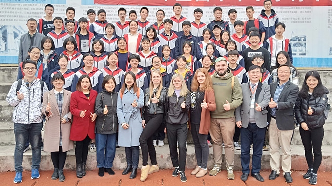 师生快乐合影照_副本.jpg 师生快乐合影照_副本.jpg