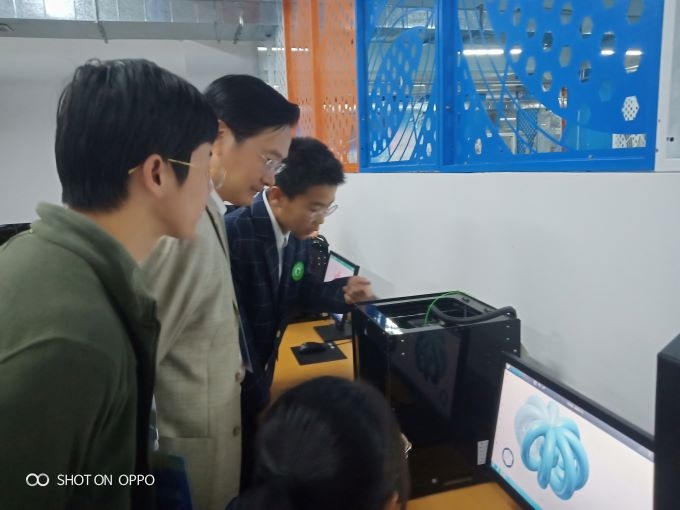 6.校长靳其春观看兰州外校学生科创作品展示.jpg 6.校长靳其春观看兰州外校学生科创作品展示.jpg