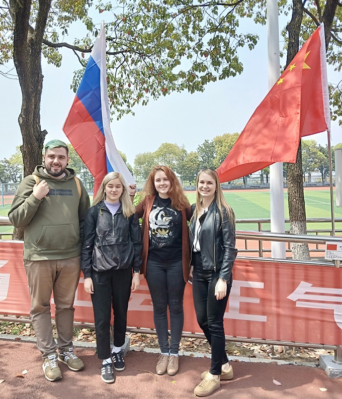 俄罗斯交换生在我校中俄国旗前留影_副本.jpg 俄罗斯交换生在我校中俄国旗前留影_副本.jpg