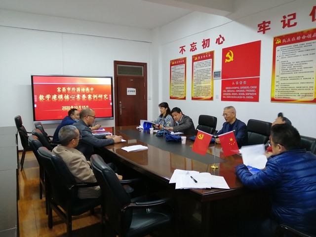 教研员向立政和专家皮冬林先后进行点评与指导.jpg 教研员向立政和专家皮冬林先后进行点评与指导.jpg