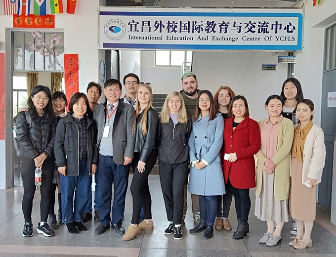 参观国际部合影_副本.jpg 参观国际部合影_副本.jpg