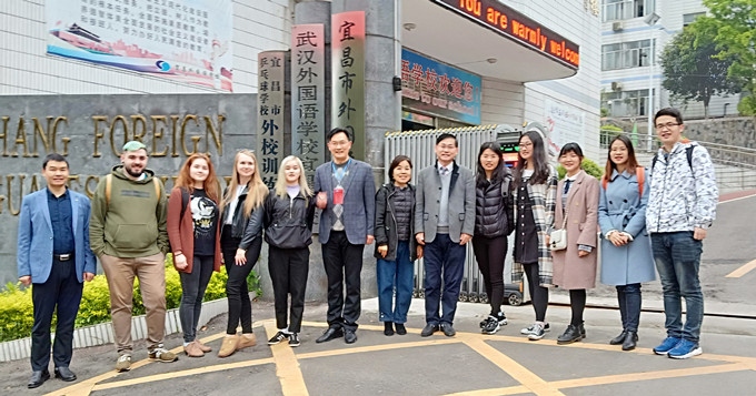 在学校大门前留影_副本.jpg 在学校大门前留影_副本.jpg