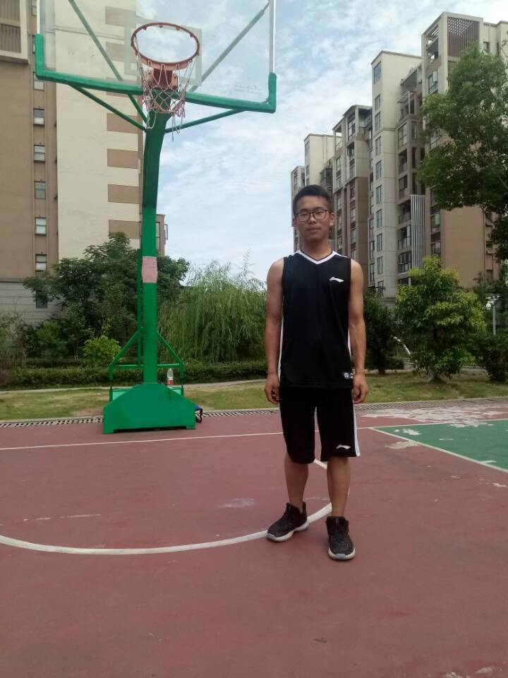 邱桅.jpg 邱桅.jpg