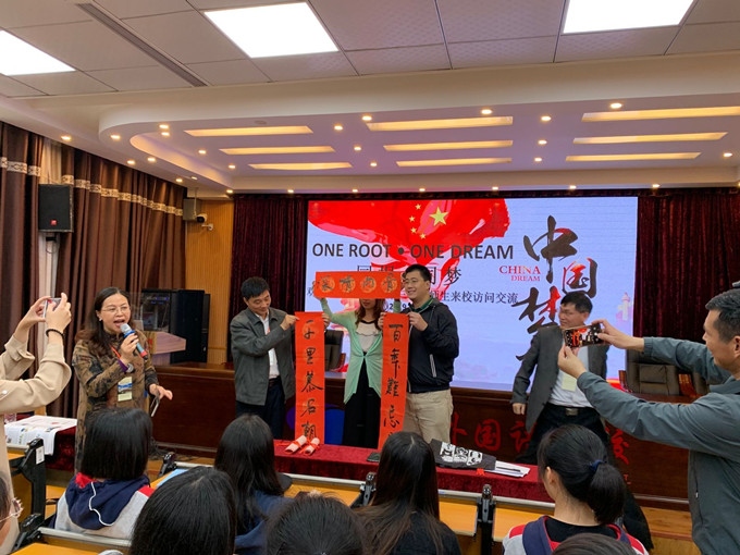 2谢书记交换礼物_副本.jpg 2谢书记交换礼物_副本.jpg