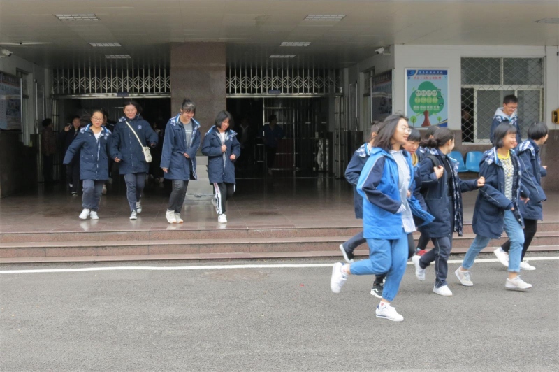 寝室疏散演练.jpg 寝室疏散演练.jpg