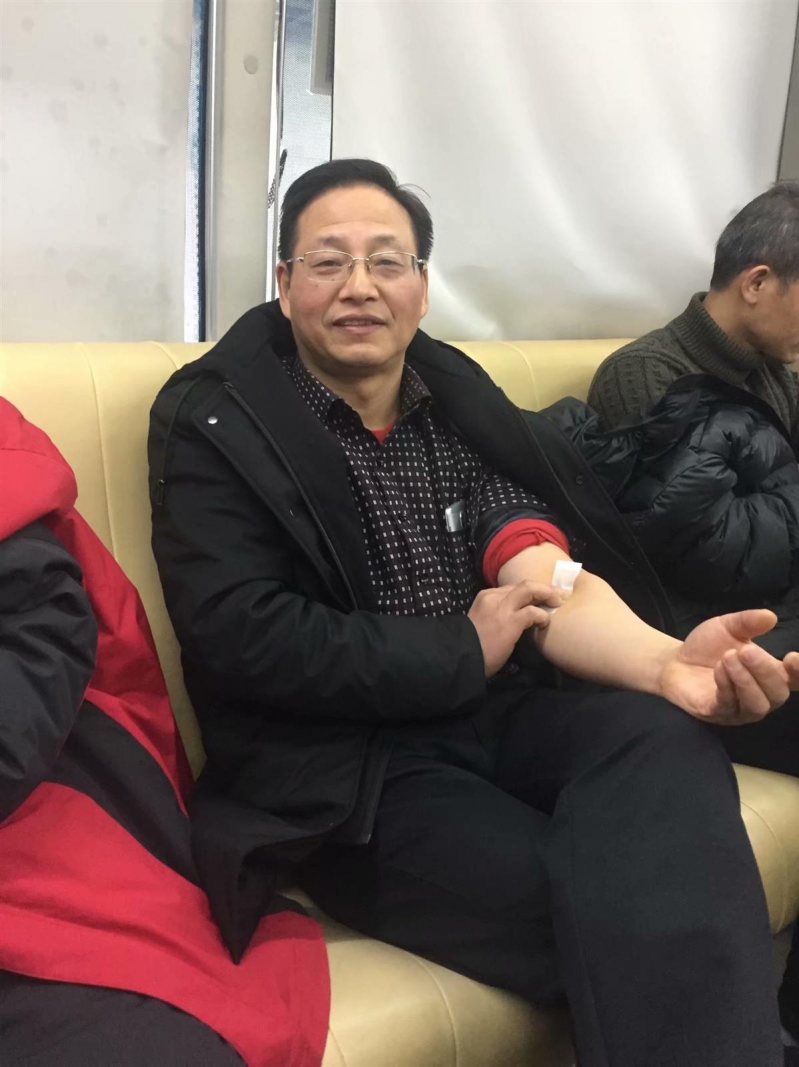 我校献血总量最多的付邦郎老师.jpg 我校献血总量最多的付邦郎老师.jpg