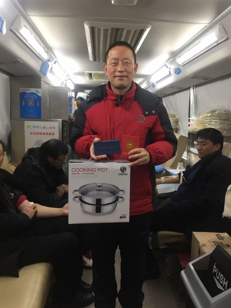 我校最年长的献血者——杨治平老师.jpg 我校最年长的献血者——杨治平老师.jpg