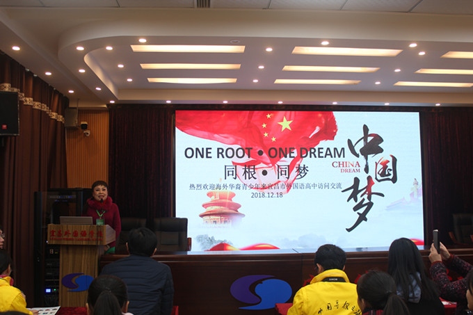 5.新加坡冬令营领队欧阳小萱女士致答谢辞_副本.jpg 5.新加坡冬令营领队欧阳小萱女士致答谢辞_副本.jpg