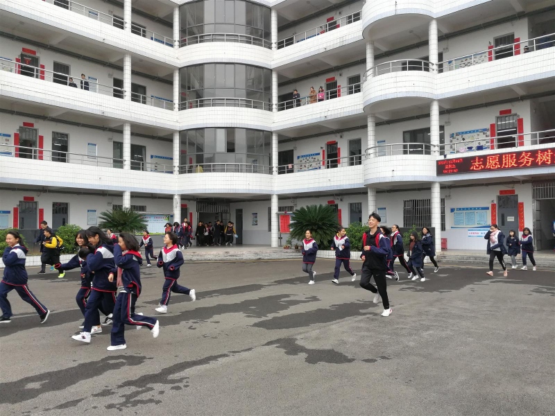 教学楼疏散演练.jpg 教学楼疏散演练.jpg