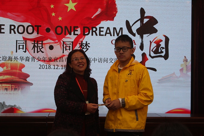 7.校工会戴晓红主席接受营员的小纪念品_副本.jpg 7.校工会戴晓红主席接受营员的小纪念品_副本.jpg