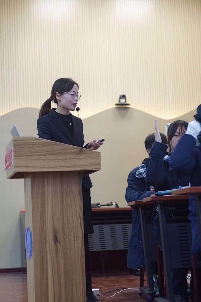 6日语老师_副本.jpg 6日语老师_副本.jpg