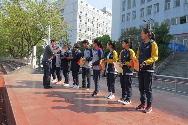 靳校长颁奖.jpg 靳校长颁奖.jpg